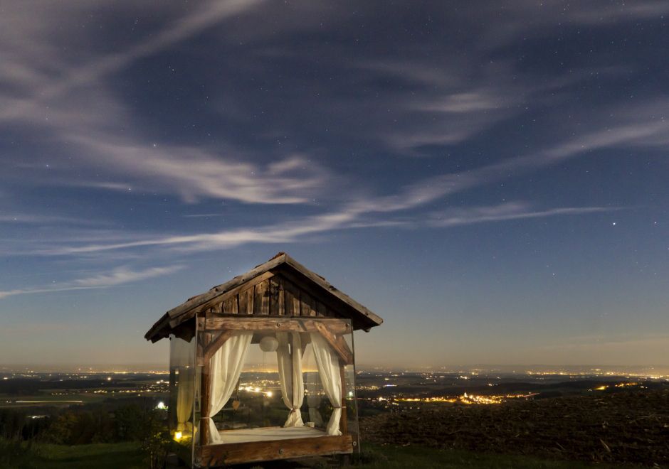 Hochhubergut Panoramabett bei Nacht mit Panorama