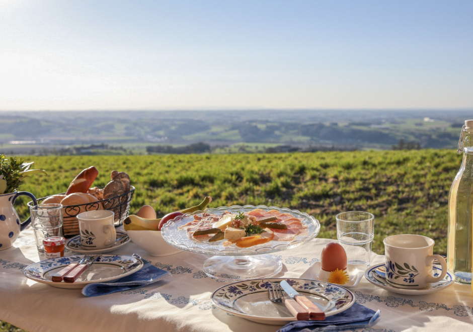 Hochhubergut Hüttentraum Frühstück draußen